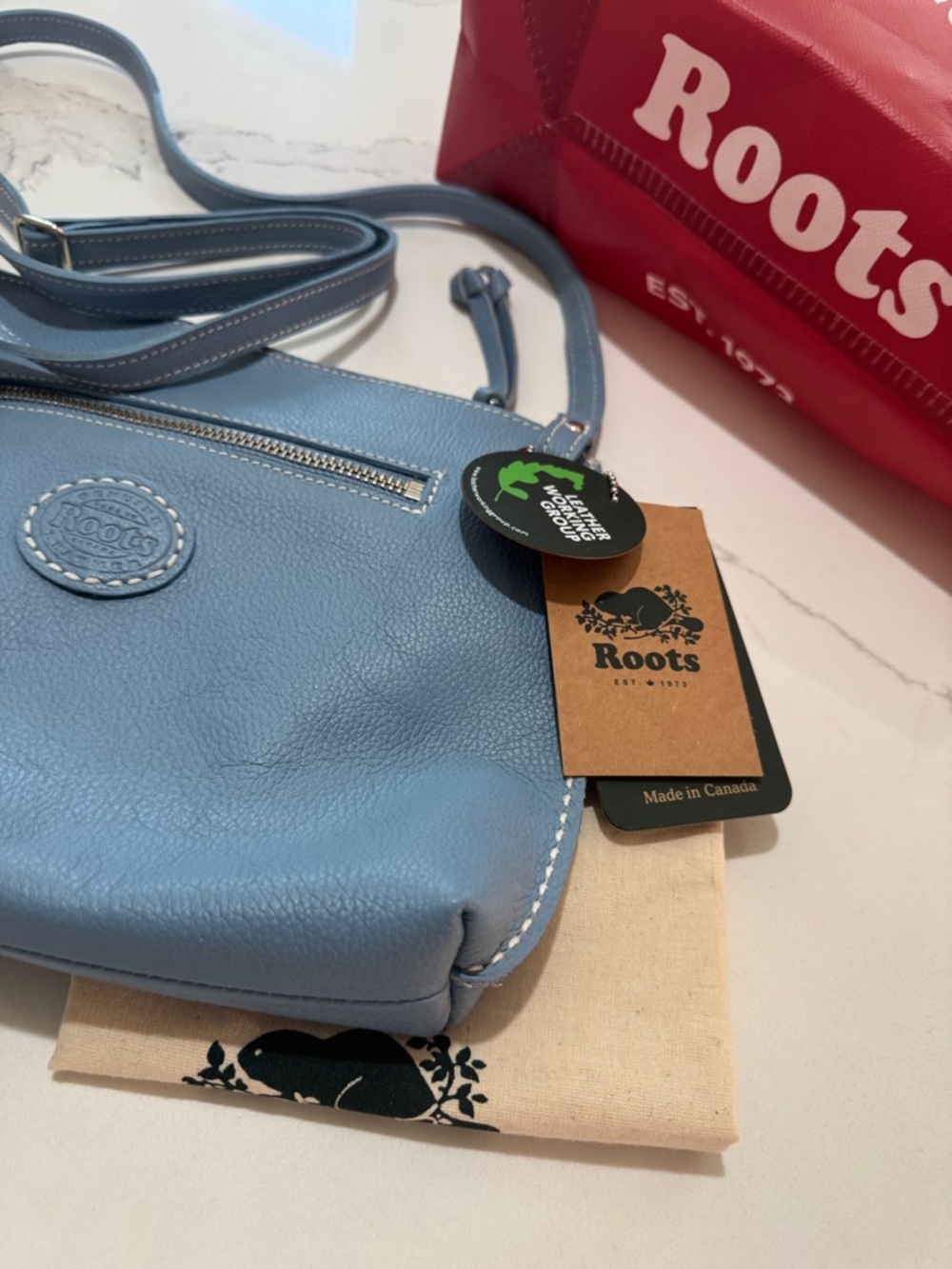 🆕 ROOTS Blue Leather Crossbody Bag with Front Zip - Picture 4 of 11